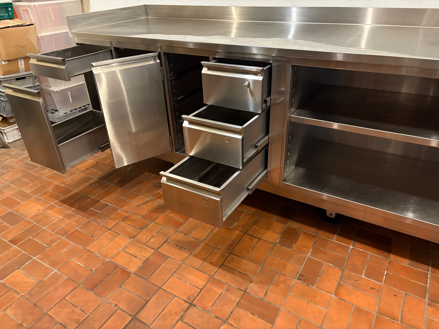 Cucine complete: Gastro Edelstahlmöbel Arbeitstisch – Usato da goldau venduto da G.app 4