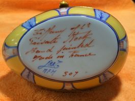 EINE AUGENWEIDE VON EINER PORZELLAN-DOSE VON "TIFFANY"/BIJOU