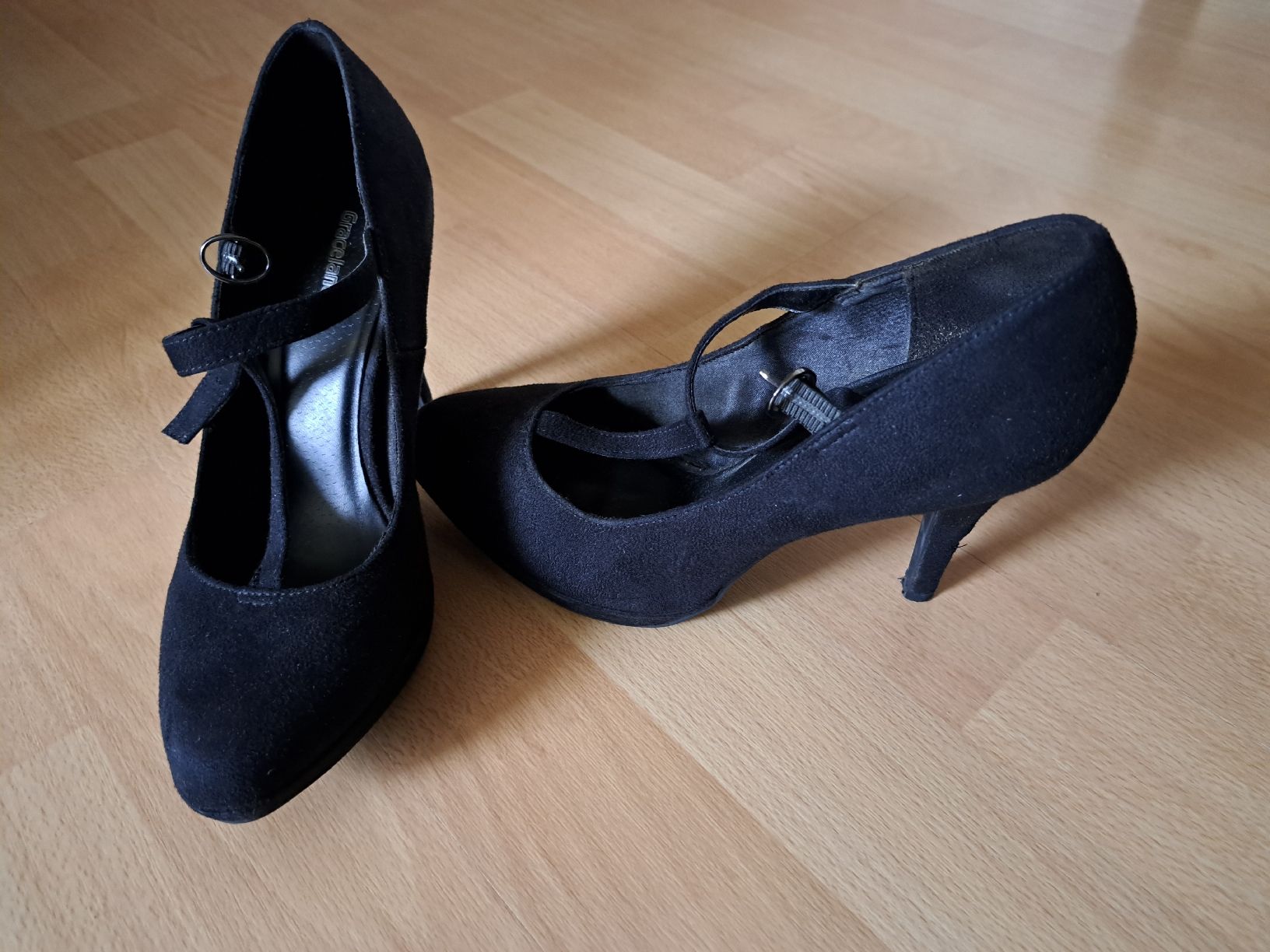 Graceland Damenschuhe: Schwarze Pumps mit Riemchen Gr. 38 Graceland – Gebraucht aus Luzern von Mischabell