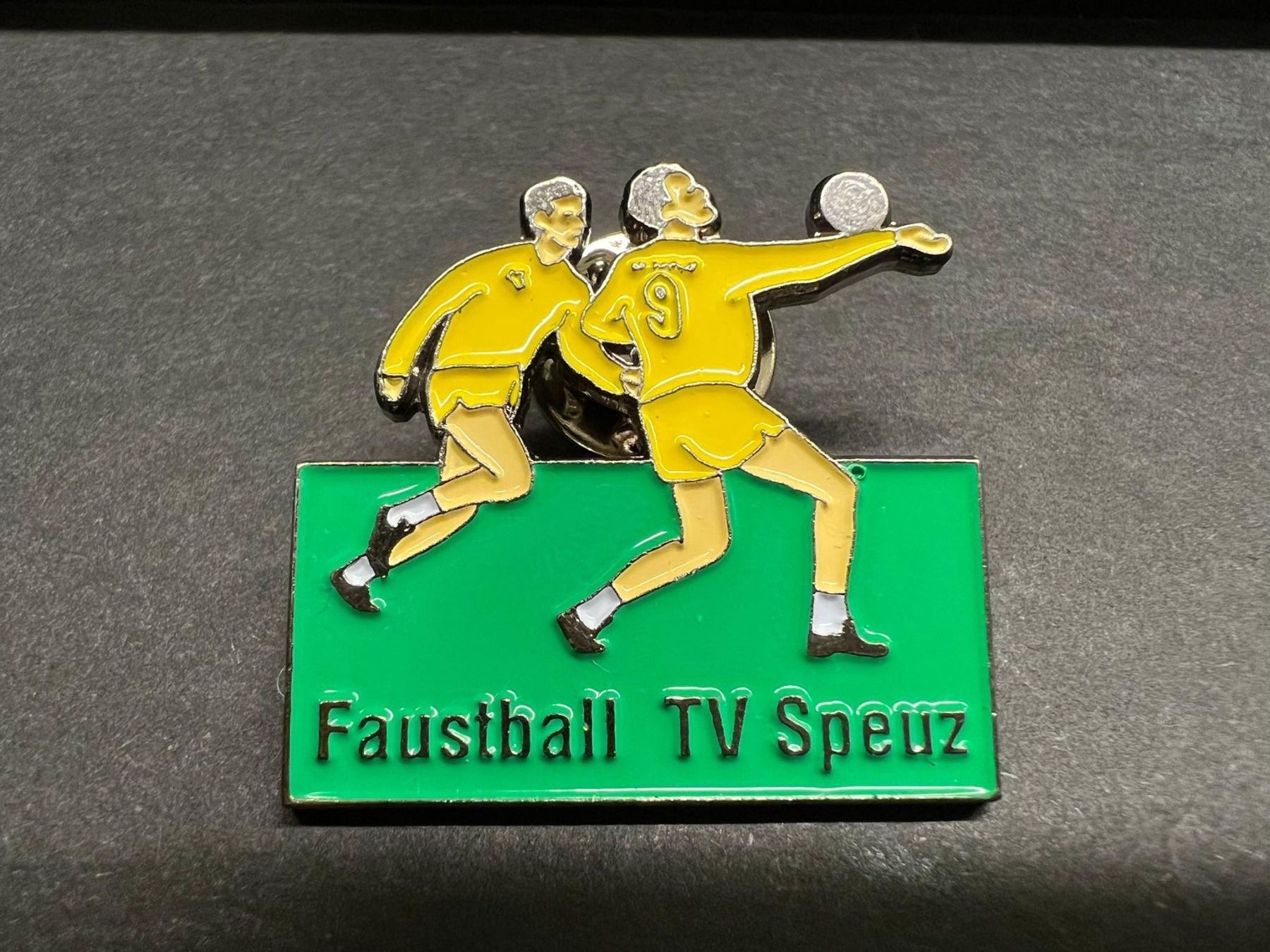 Placchette & Badge: Pin Faustball TV Speuz – Nuovo e nell'imballaggio originale da Erlinsbach venduto da Michel2006