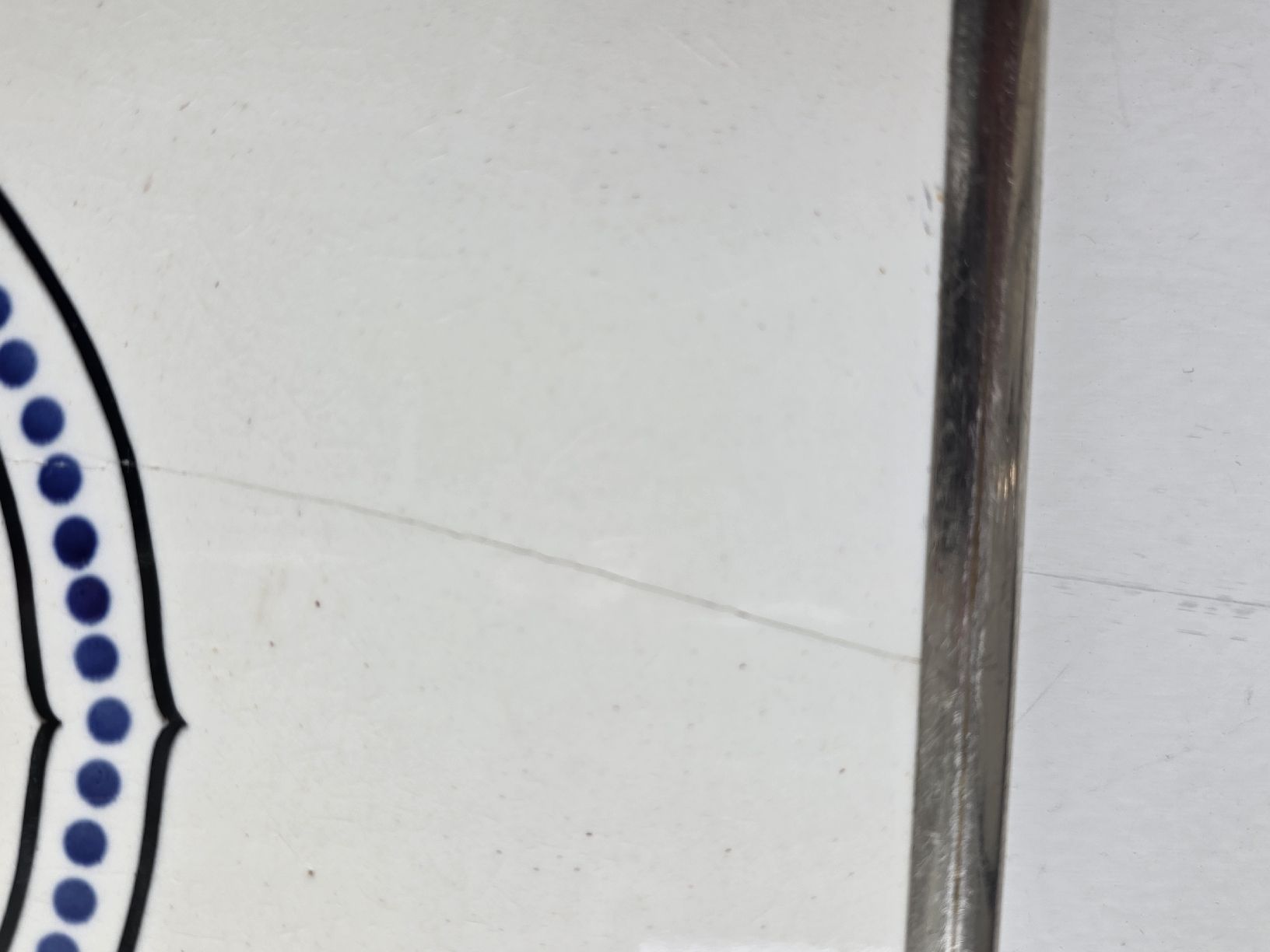 Piatti di portata: Antikes Serviertablett mit Metallrand und Füsschen – Usato da Langenthal venduto da maietag 2