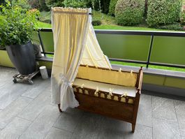 antikes Biedermeier Babybett