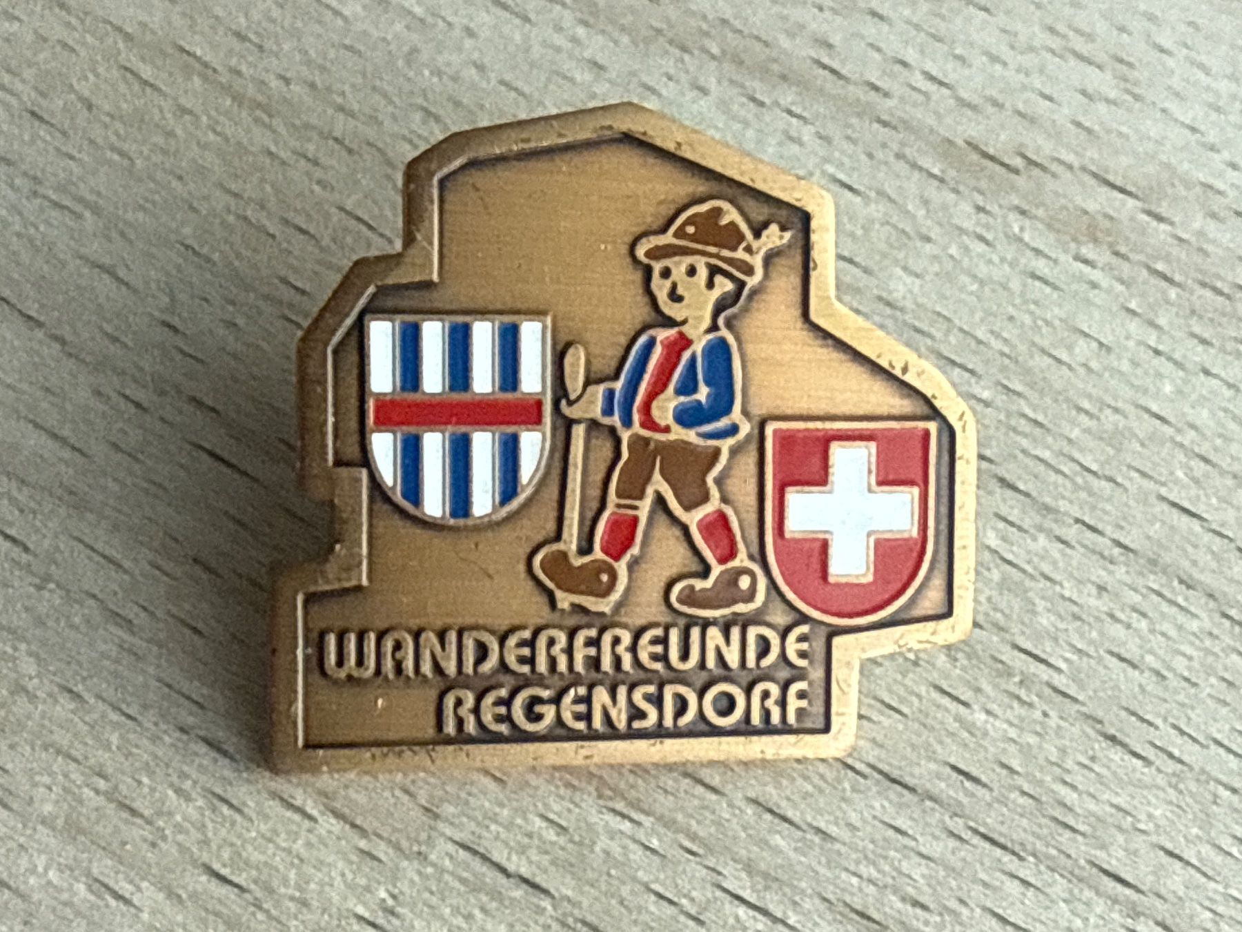Plaquettes & Badges: Pin Wanderfreunde Regensdorf – D'occasion à Glattbrugg par Schweigmatt