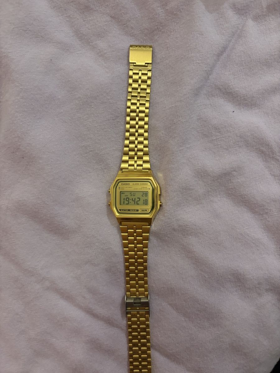 Casio Uhren: Casio digital watch gold metal strap – Gebraucht aus Zermatt von Sowwer