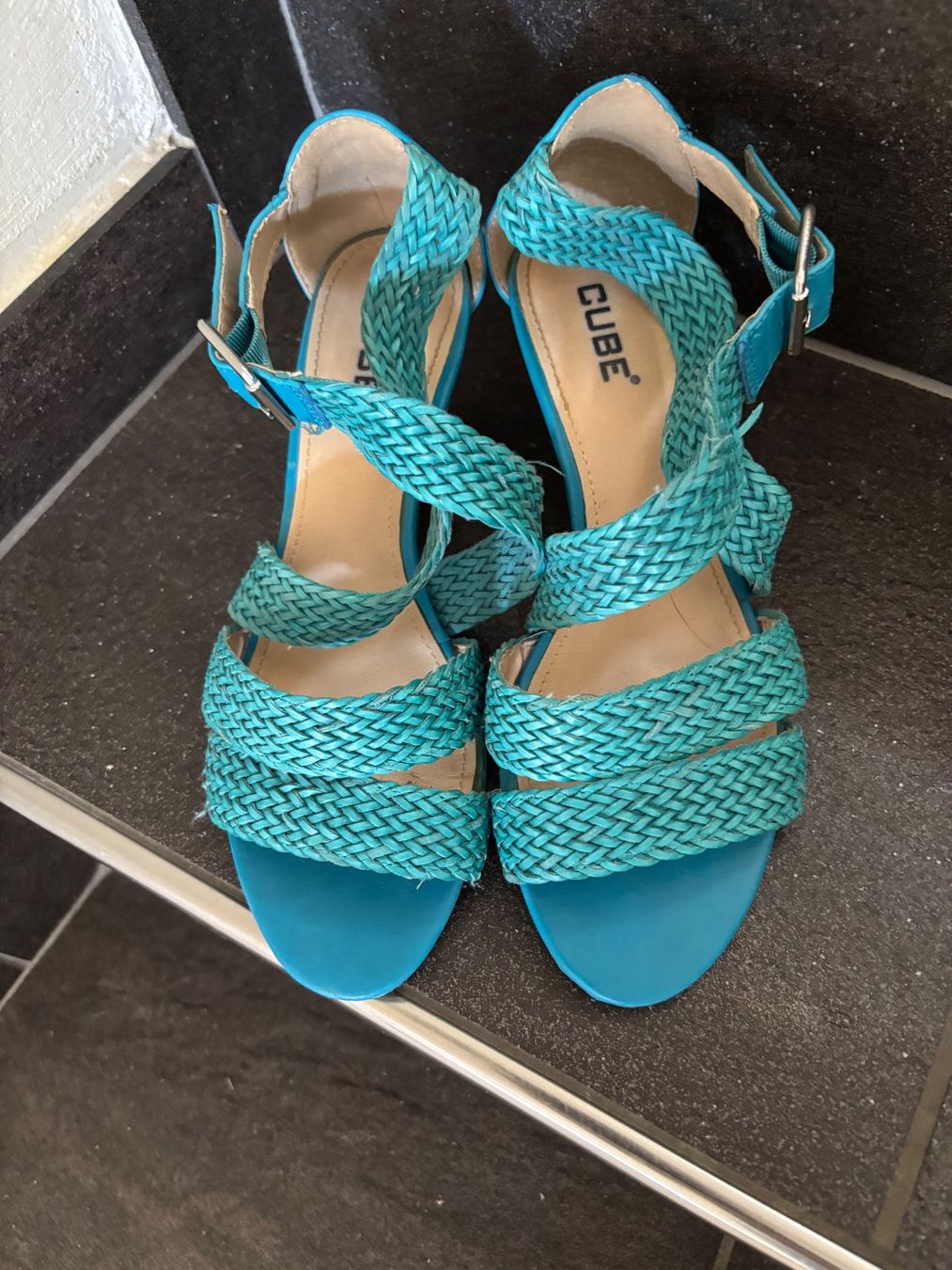 Scarpe da donna: Sandale türkis 38 Cube, Keilabsatz – Usato da Balsthal venduto da Uroby 1