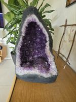 Amethystdruse, ca. 40cm hoch, 25cm breit und 25 tief.