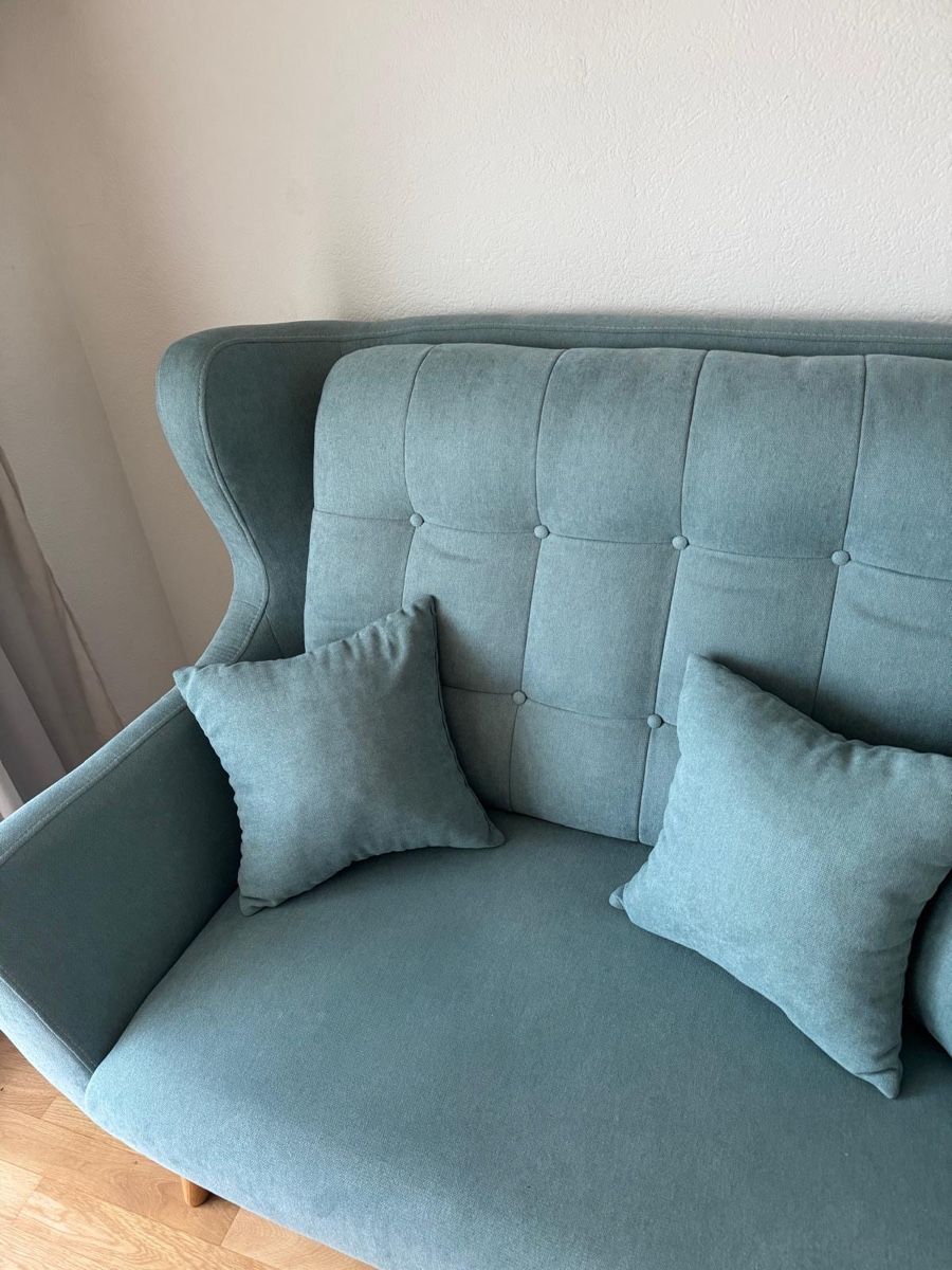 Divani: 2er-Sofa grünblau/mint mit Kissen – Usato da Horgen venduto da Krogh 2