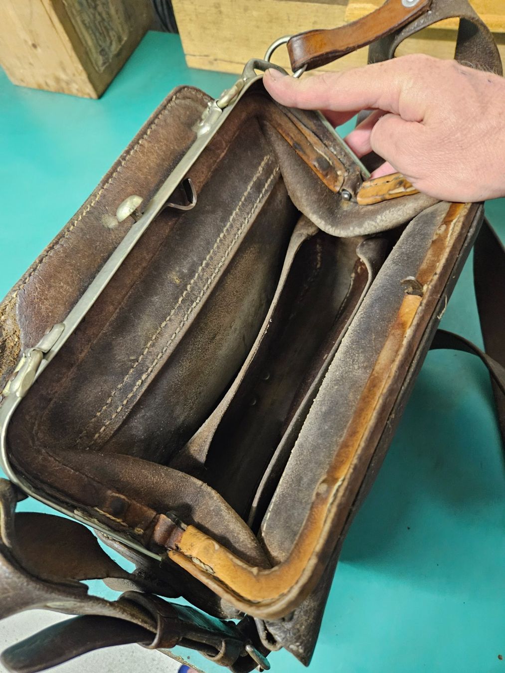 Schweizer Armee Uniformi: Ledertasche Schweizer Armee Post PTT Bahn SBB Vintage Tasche – Usato da Ostermundigen venduto da Swissmarmota 2