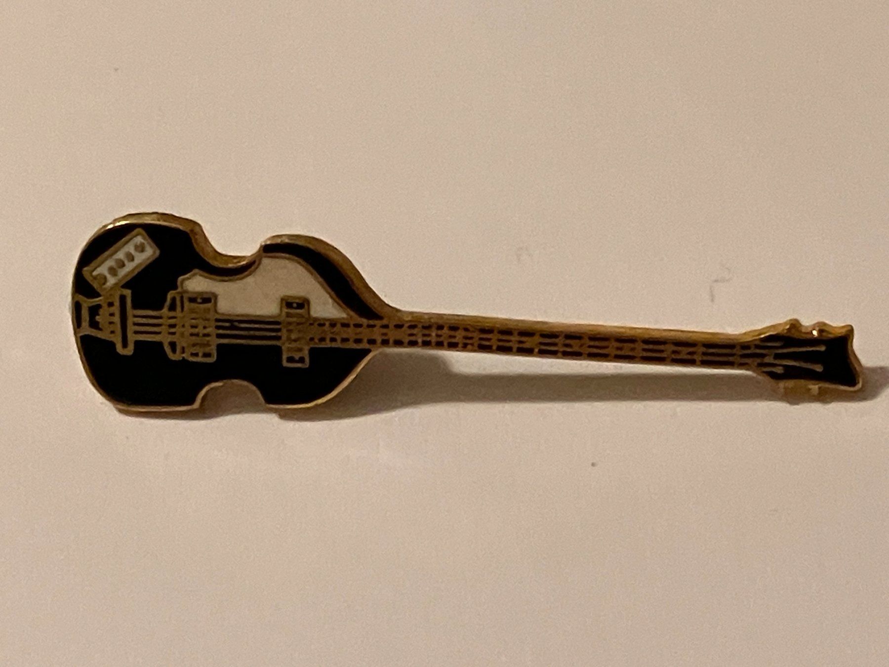 Placchette & Badge: 1 Pin Gitarre – Usato da Basel venduto da djwwpp