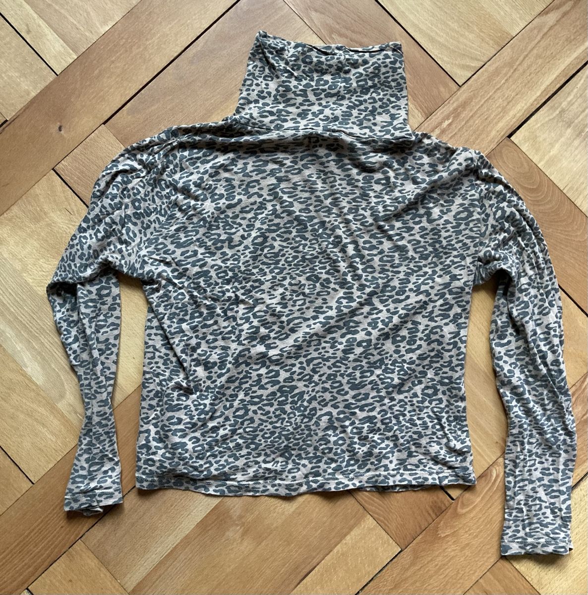 Urban Outfitters Tops: BDG Rollkragenpullover Leo-Muster Grösse M – D'occasion à Siselen BE par -skylein- 2