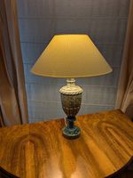 Tischlampe Naturstein marmoriert, neoklassisch, Karoschirm