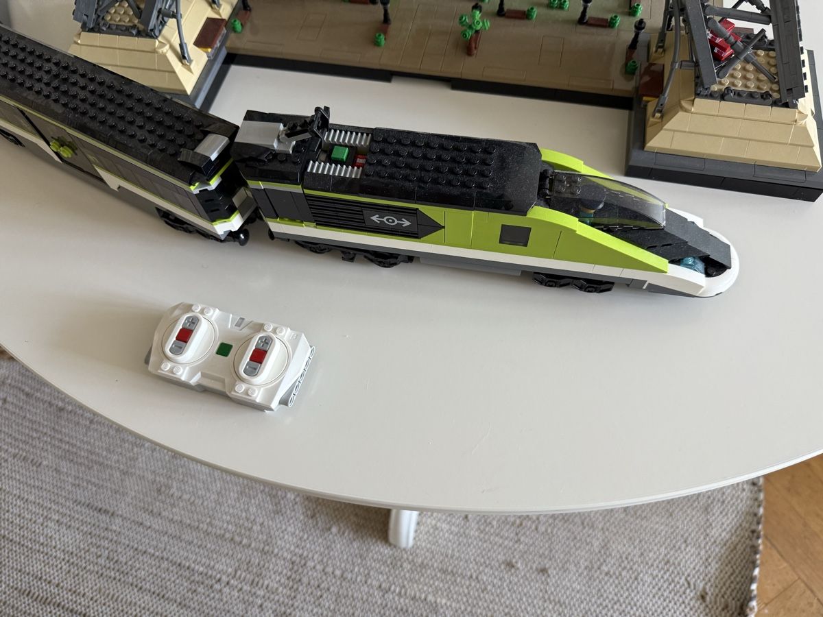 Lego Jeux de construction: RAILS + Train de voyageurs LEGO 60337 avec télécommande – D'occasion à Bulle par fra_7wng