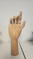 Gliederhand aus Holz