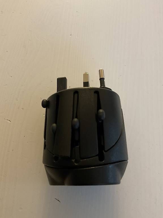 Laufwerke & Adapter: Reiseadapter Pro World – Gebraucht aus Abtwil SG von Riono-01 2