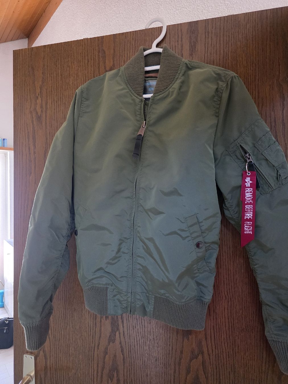 Alpha Industries Giacche: Alpha Industries dünne Bomberjacke oliv  – Nuovo (secondo la descrizione) da Brügg BE venduto da Shira92