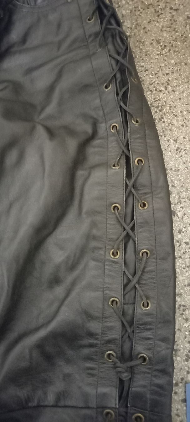 Pantaloni: Schwarze Lederhose, Grösse XXS  / 621 – Usato da Knutwil venduto da Virginia007 2