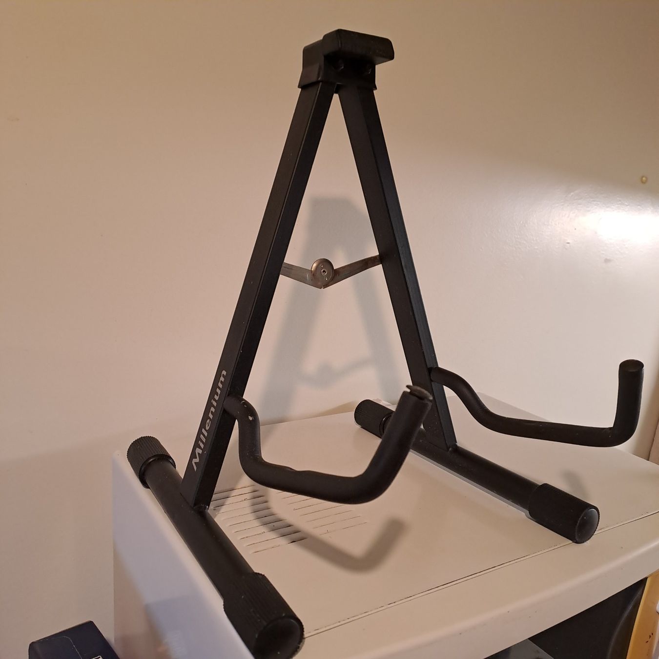 Millenium Supporti per strumenti musicali & leggii: Support guitare pliable Millenium, parfait état. – Usato da Châtelaine venduto da plume019 1