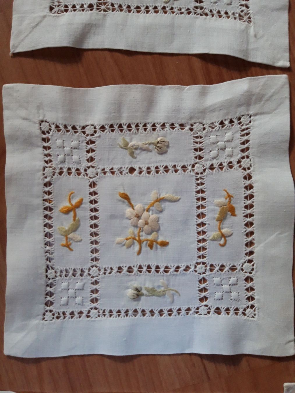 Set di tavolo e panche: 10 Glaseruntersatz, gestickte Handarbeit, antik – Usato da Näfels venduto da gil_sindamel 5