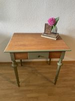Restaurierter Tisch mit kleiner Schublade