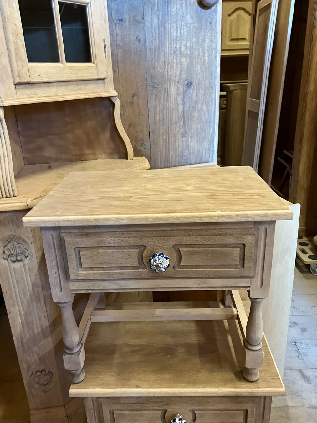 Comodini: ART 1002-I Paire de tables de nuit sablé – Usato da Pont-La-Ville venduto da BCMGLEAL 1