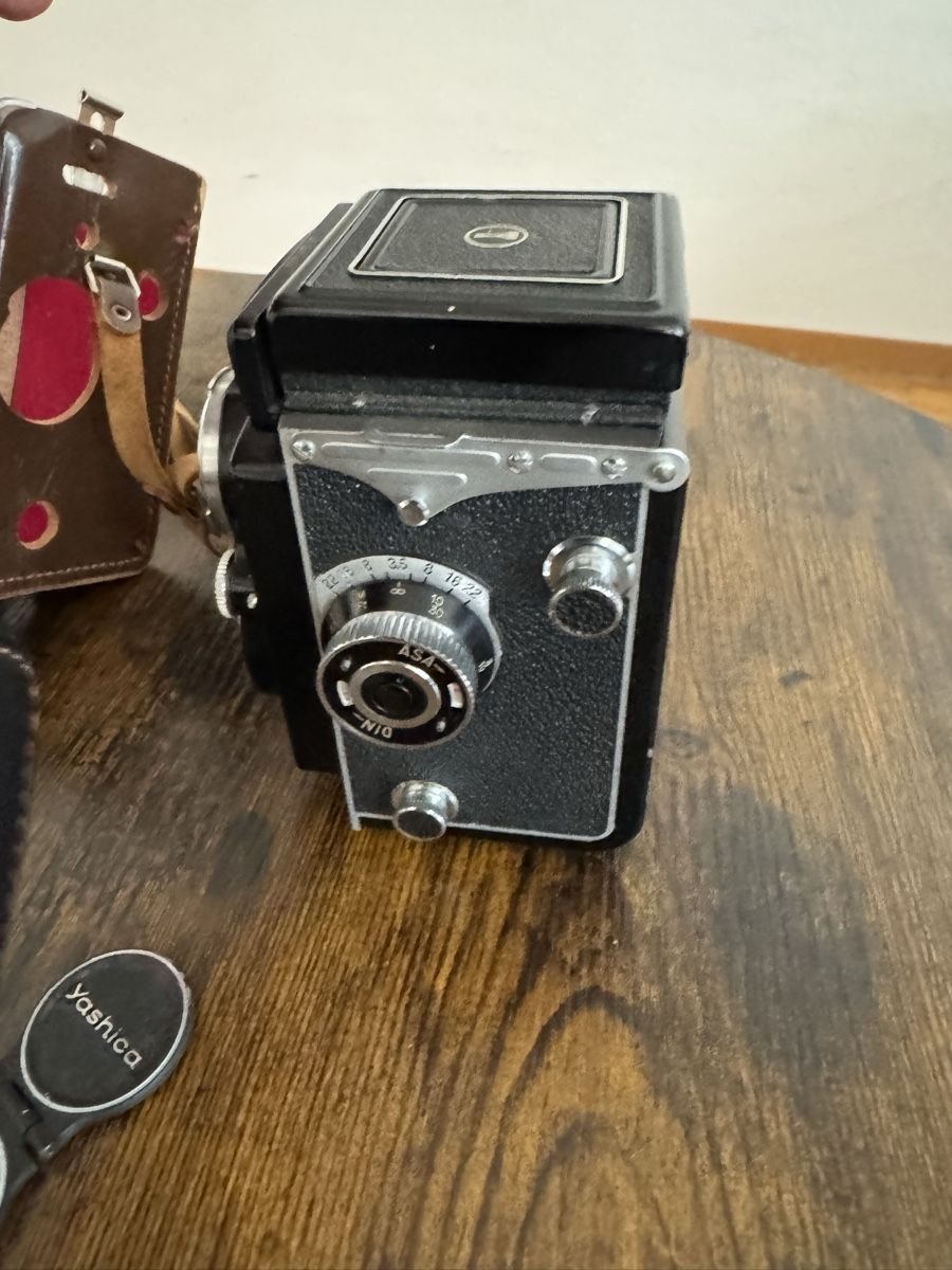 Yashica Fotocamera: Yashica mat kamera – Usato da Zunzgen venduto da milesdavis76 1