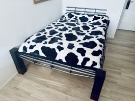 Metallbett schwarz mit zwei Sprungrahmen