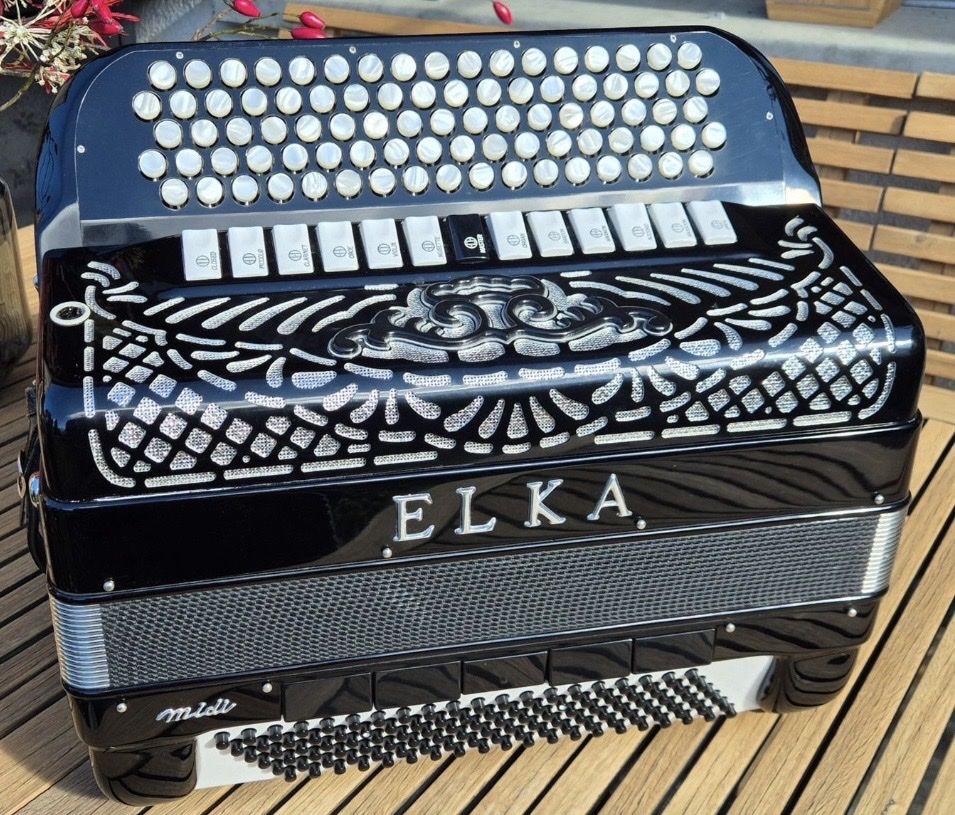 Instruments de musique: ELKA Midi Akkordeon mit Koffer – D'occasion à St. Urban par ost_p87q 3