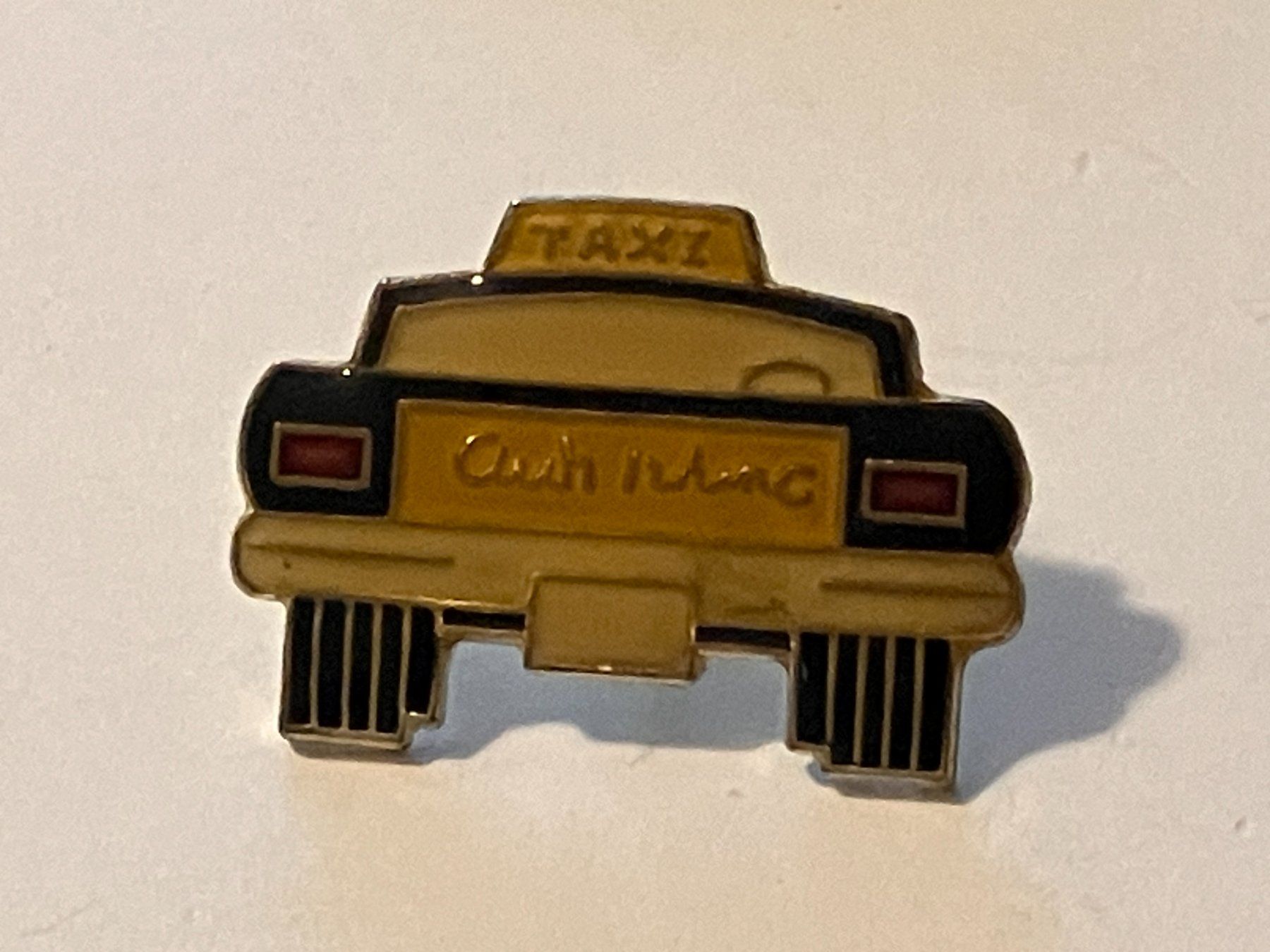 Placchette & Badge: 1 Pin Taxi New York – Usato da Basel venduto da djwwpp