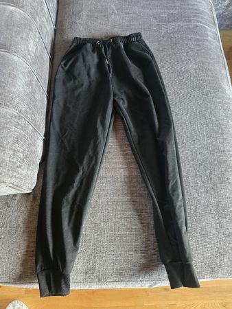 Schwarze Trainingshose, Grösse L, Bequem für Sport!