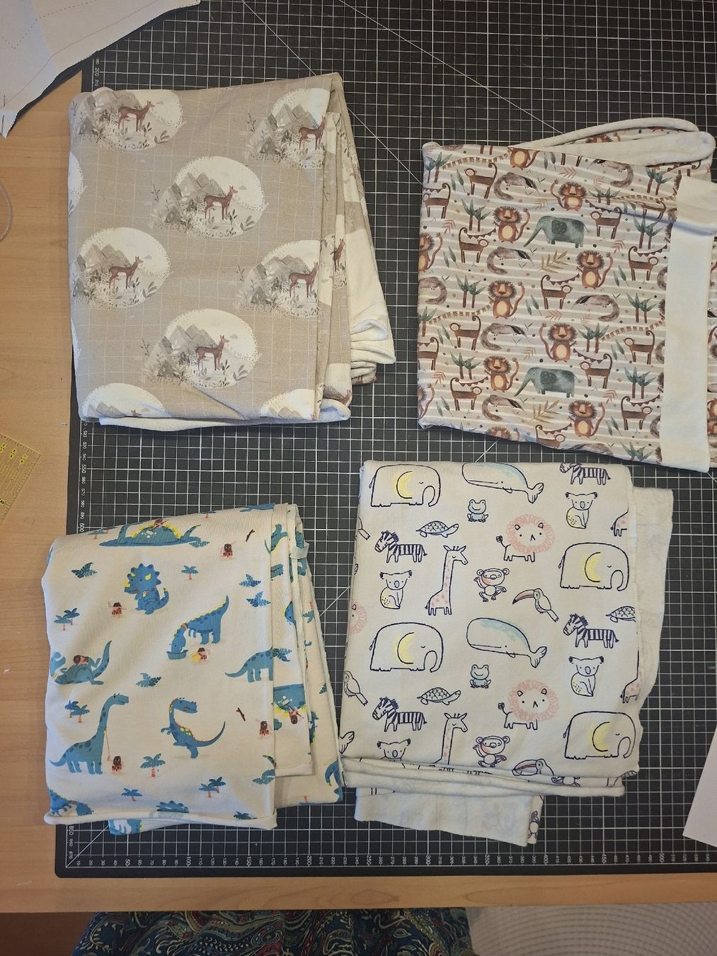 Tissus: Stoffpacket mit Jersey und Sweter  – D'occasion à Steinen par Bunzli90