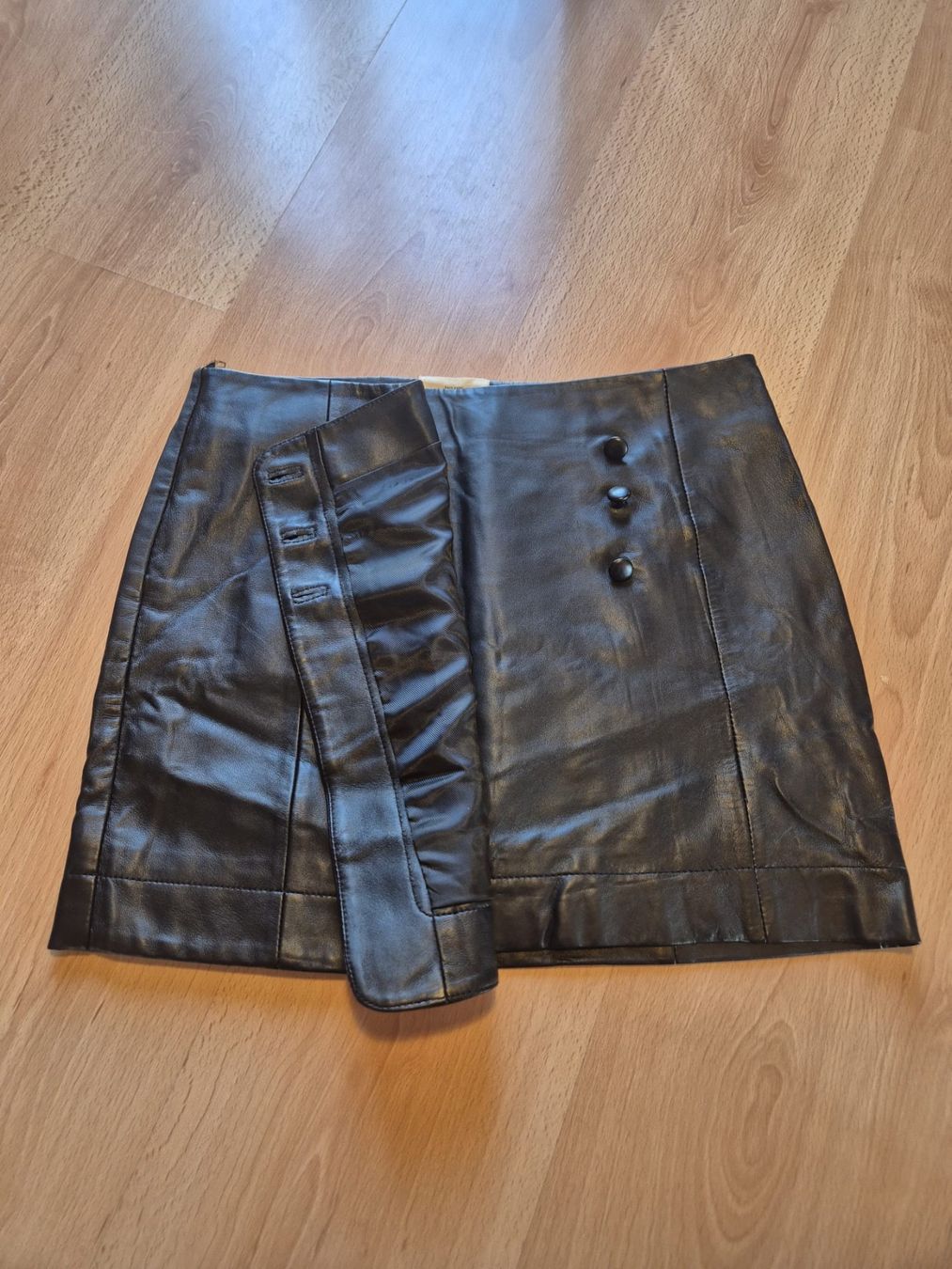 Sezane Jupes: Jupe en cuir noir Sézane, taille 36 – D'occasion à Épalinges par lola_vp_99 1