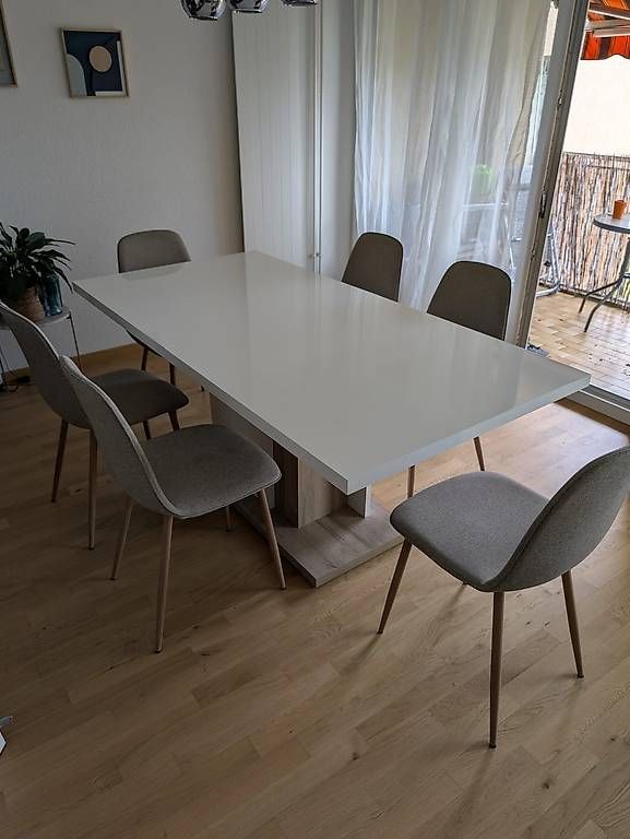 Set de table et chaises: Table extensible + 6 chaises  – D'occasion à Echallens par Youpi