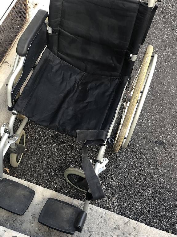 Sedie a rotelle: Fauteuil roulant fonctionnel À DONNER !! – Usato da La Chaux-de-Fonds venduto da reg_yw68 2