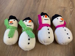 Vier gestrickte Schneemänner handgemacht neuwertig