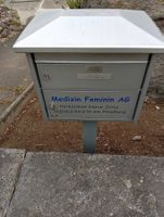 Briefkasten mit Standbein und Kleinen Dach
