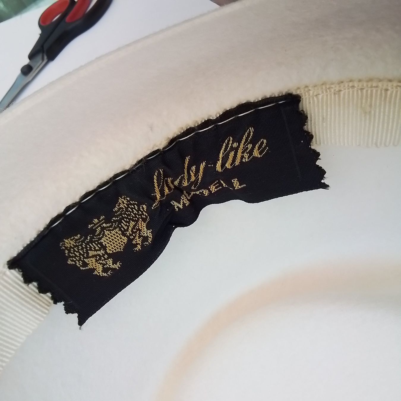 Copricapi, berretti & cappellini: eleganter Damenhut mit echten Federn – Usato da Oberurnen venduto da DVDL 3