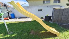 Gelbe Kinderrutschbahn für den Garten - Spass im Sommer