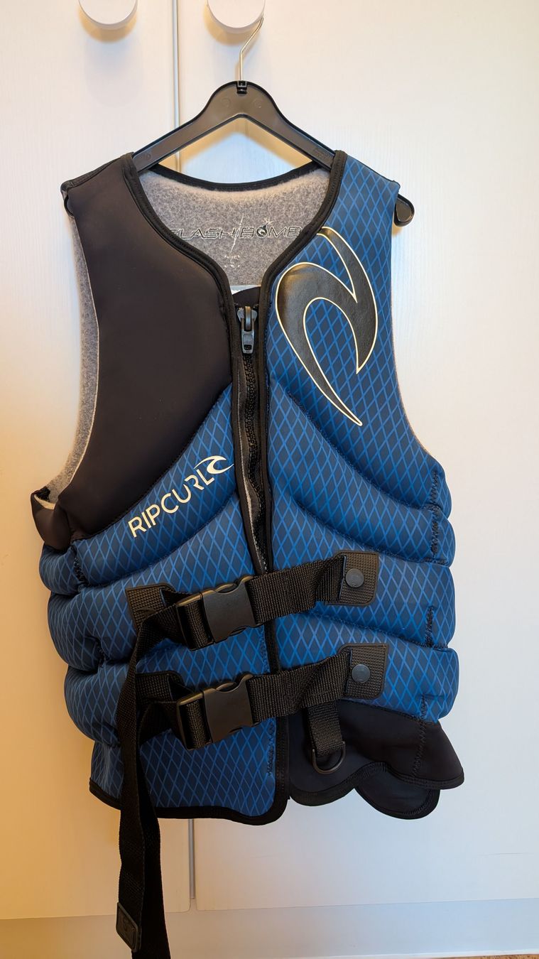 Giubbotti di salvataggio: Rip Curl Flashbomb Schwimmweste, Grösse L, NEU!!! – Nuovo e nell'imballaggio originale da Berg am Irchel venduto da RaPri7