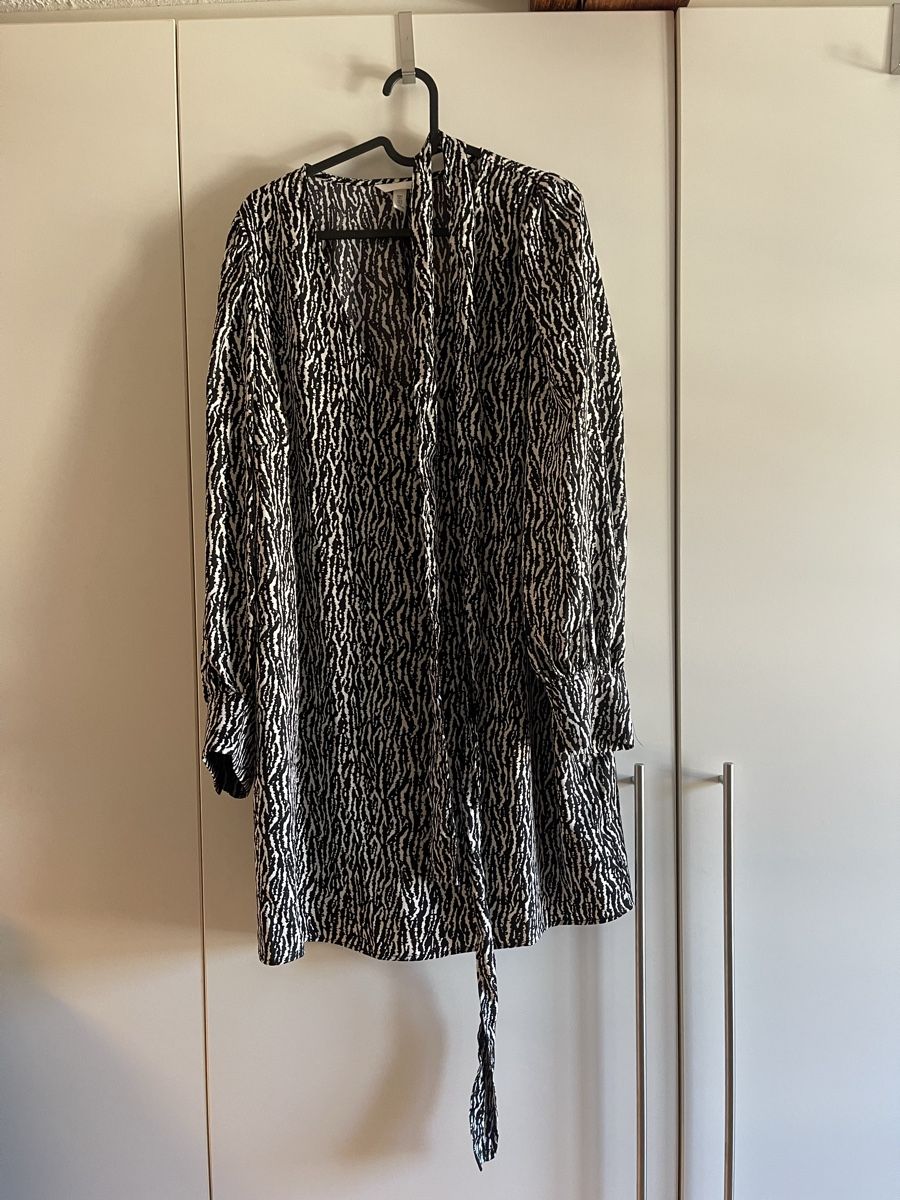 H&M Vestiti: H&M Kleid mit Gürtel – Usato da Arni AG venduto da belfidi