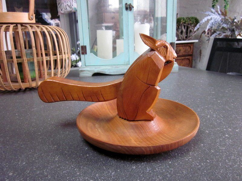Elettrodomestici da cucina: Vintage Eichhörnchen Nussknacker mit Schale aus Holz – Usato da Bischofszell venduto da raika 2