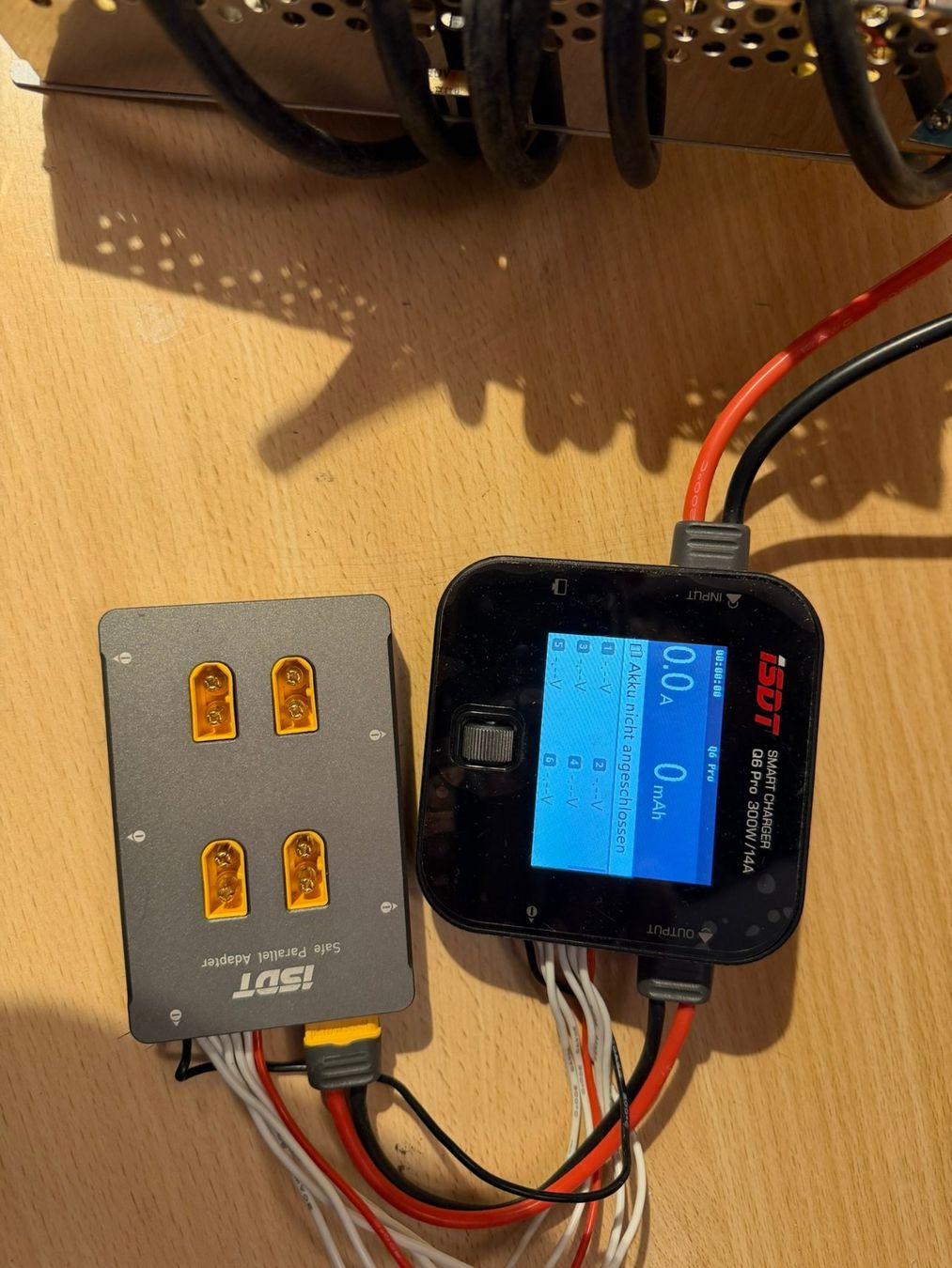 ISDT Batterie, Caricabatterie & Alimentatori: ISDTQ6 Pro Ladegerät inkl Netzteil und 4x Parallel Adapter – Usato da Gattikon venduto da Jonathan_No 1