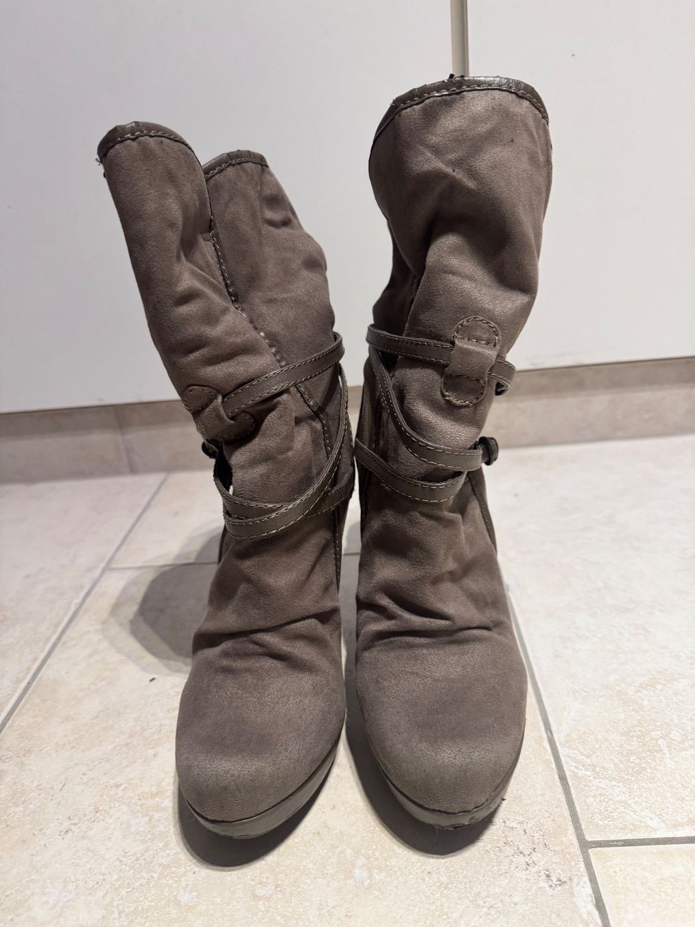 Scarpe da donna: Graue Stiefeletten, Grösse 37 – Usato da Oberglatt ZH venduto da Crazymouse 2