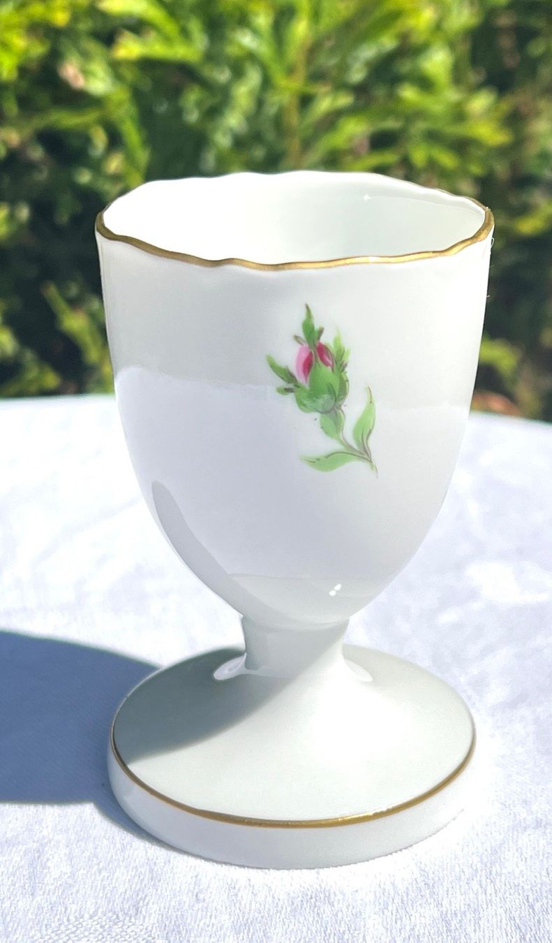 Autre vaisselle: Meissen Eierbecher "Rote Rose" mit feinem Goldrand – Neuf (Voir description) à Oberrüti par Sabbi 4