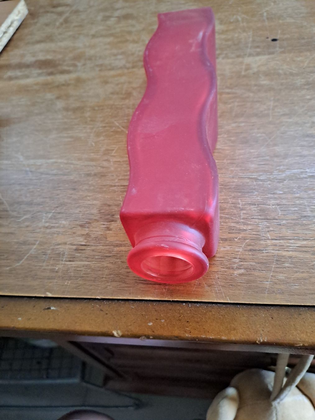 Vase & Récipients: Rote Vase geschwungene Form Glas schmaler Hals – D'occasion à Zürich par Schoebi19 2
