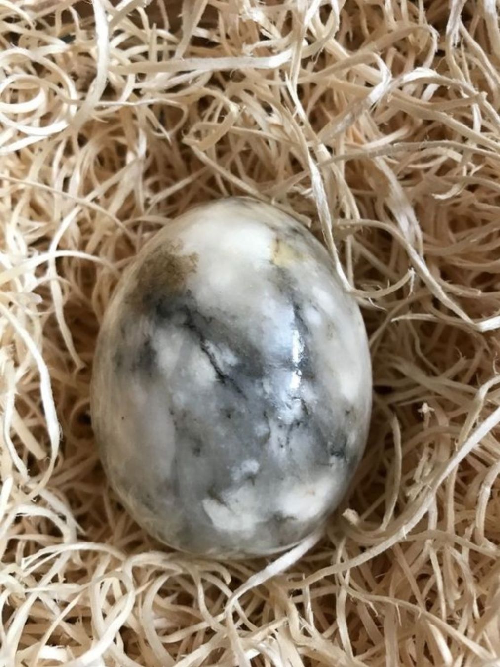 Mineralien & Heilsteine: EI AUS GRAU/WEISS/GELBEN STEIN - STEINEI. – Gebraucht aus Buchs AG von Cuescu 2
