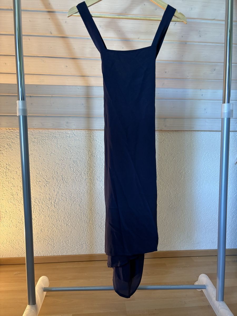 Vestiti: BLAUES SEIDENKLEID MIT RÜCKENDETAIL – Nuovo e nell'imballaggio originale da Bettwiesen venduto da wombat90