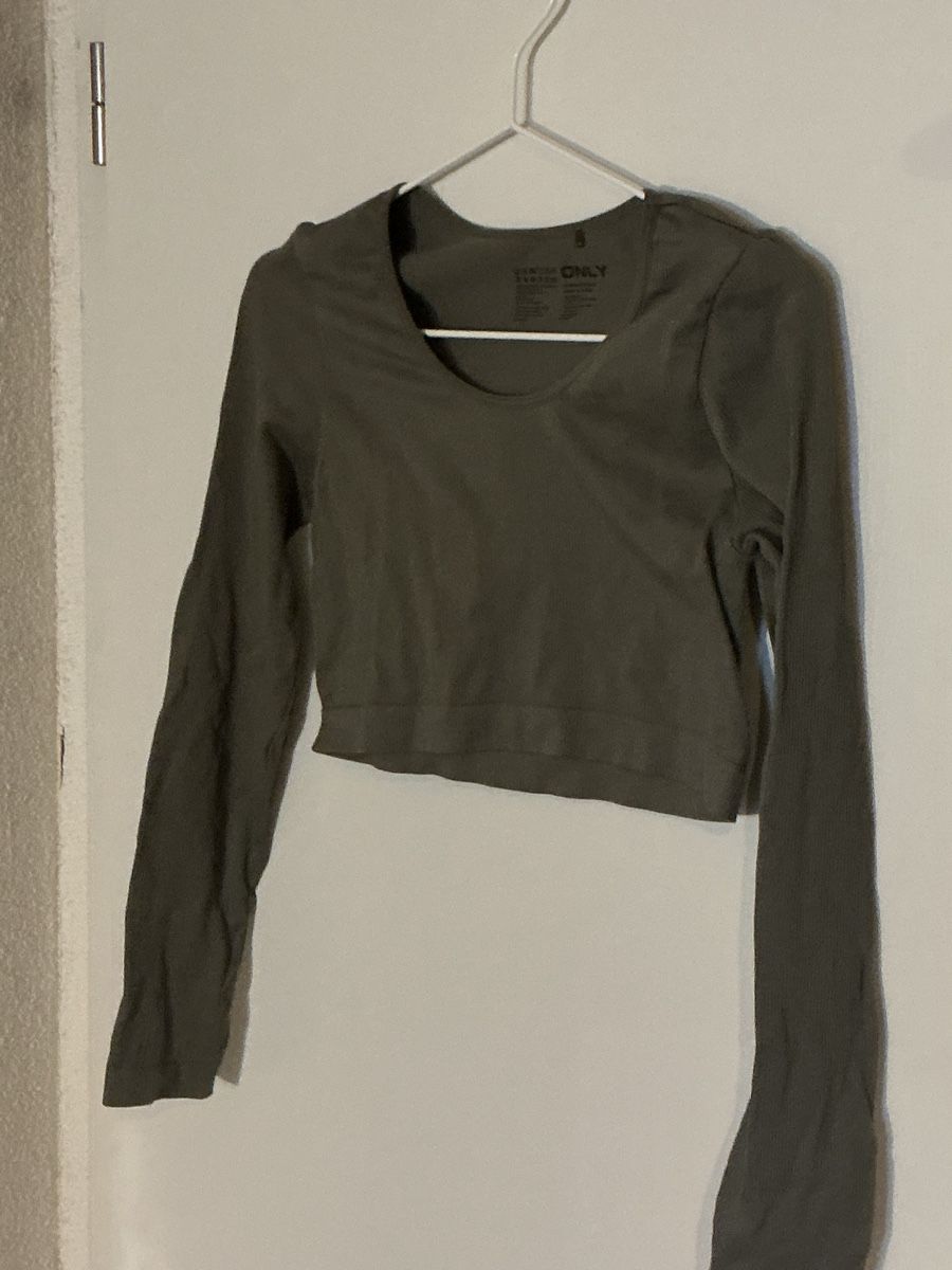 Only Top: ONLY Langarmshirt Crop Top Gr. S Khaki – Nuovo (secondo la descrizione) da Gelterkinden venduto da mae_7nx7 1