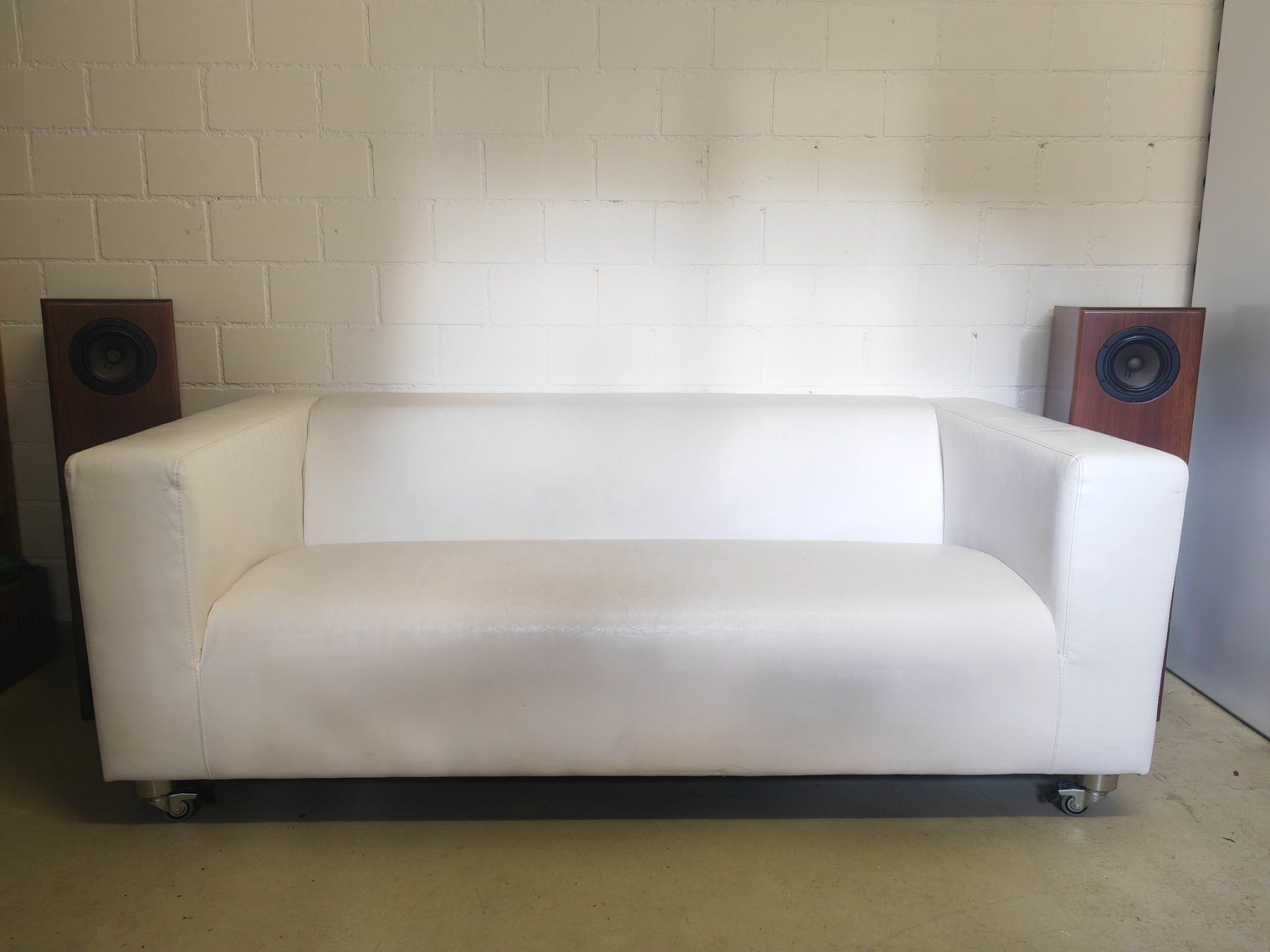 Ikea Divani: Ikea-Sofa aus weißem Kunstleder – Usato da Arlesheim venduto da orl_9fyx