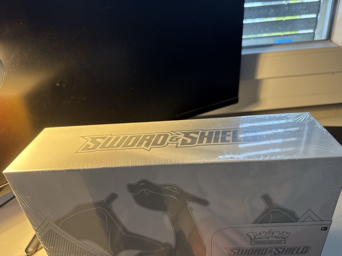 Pokémon Carte collezionabili: Pokémon Sword & Shield-Charizard Ultra-Premium Box – Nuovo e nell'imballaggio originale da Yvonand venduto da ale_2scp 2