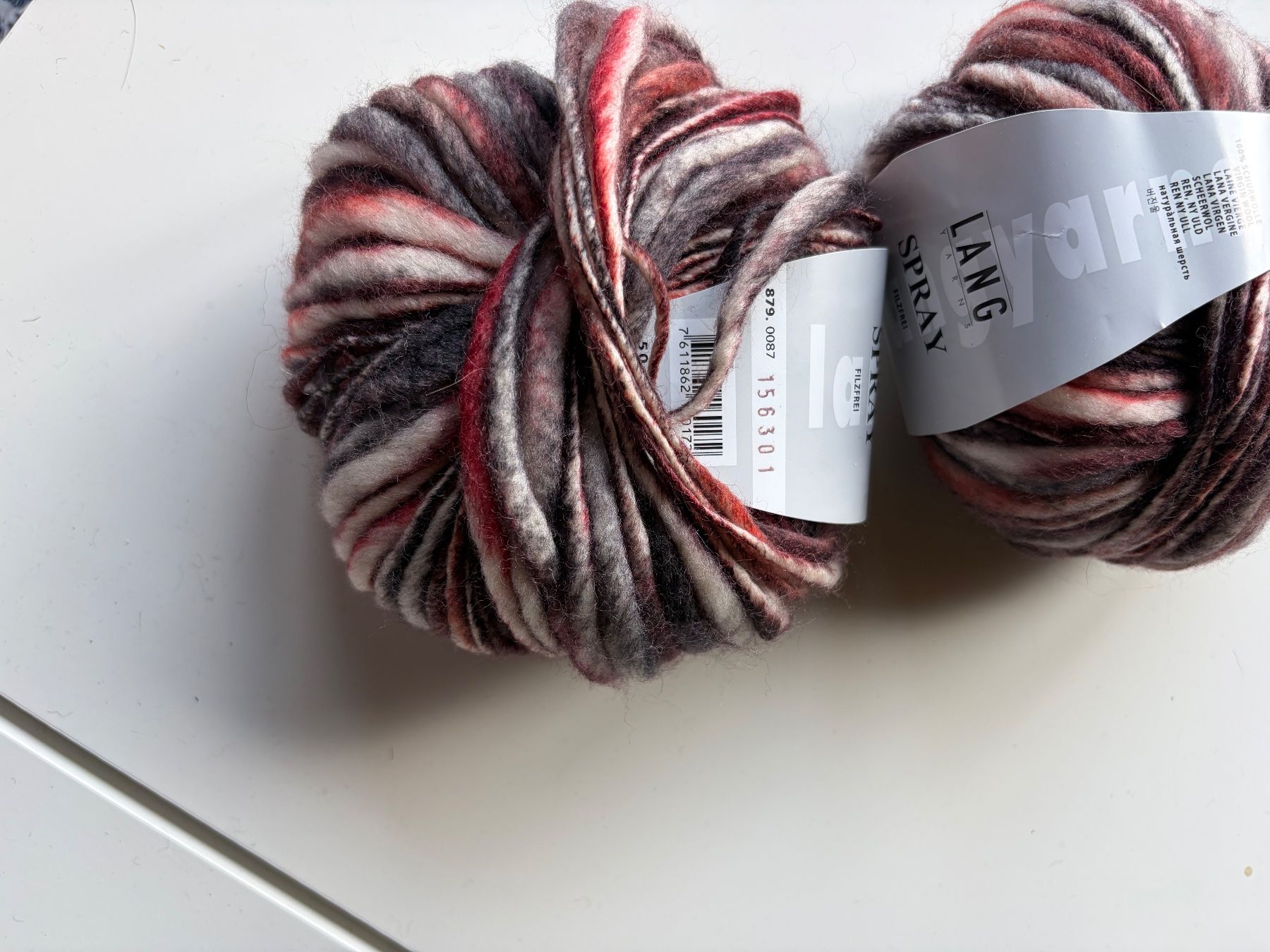 Laine: 2 Knäuel Spray Langyarns – D'occasion à Büsserach par bor_s88m 1